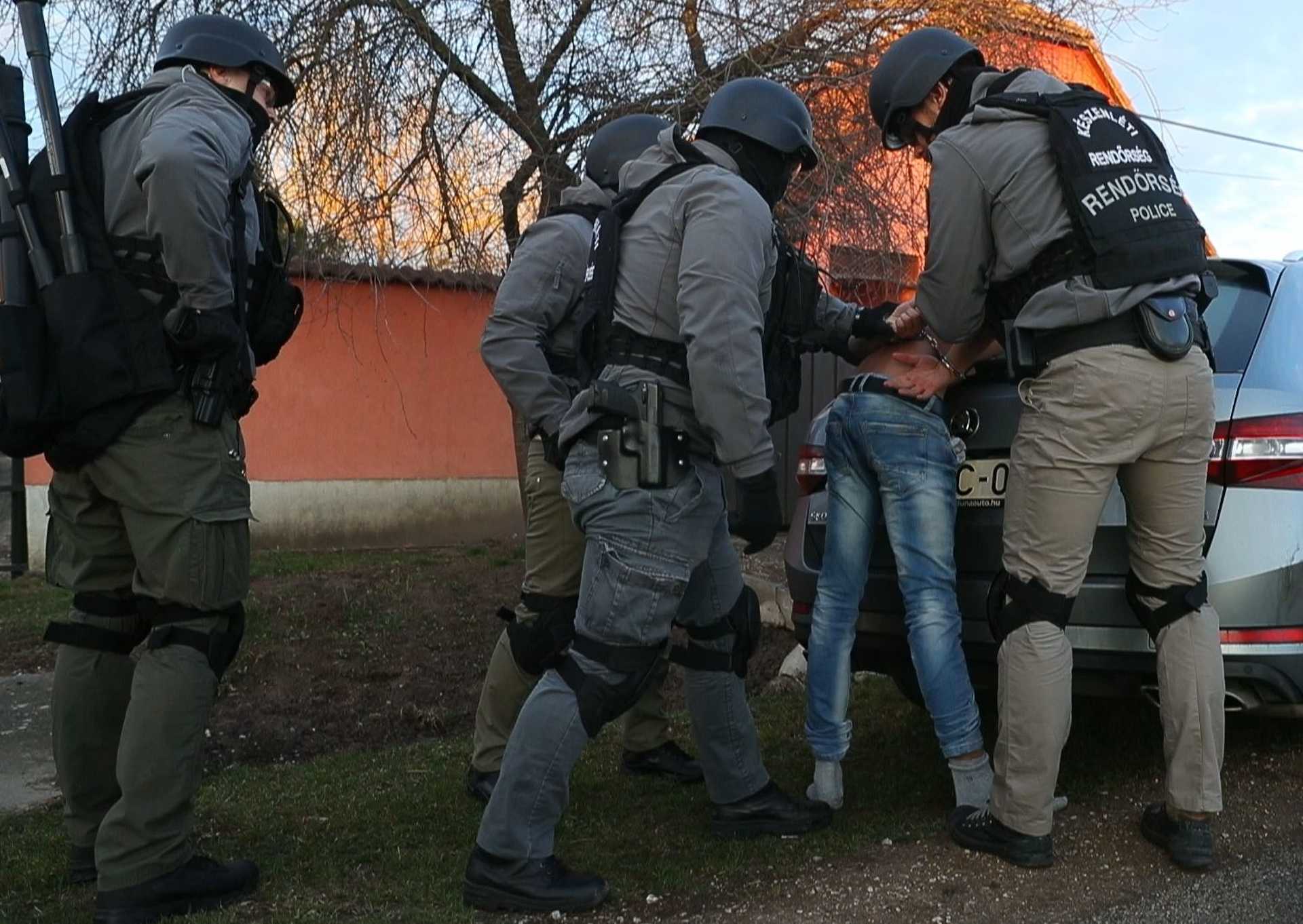 tini leszbikus pisilés pornó