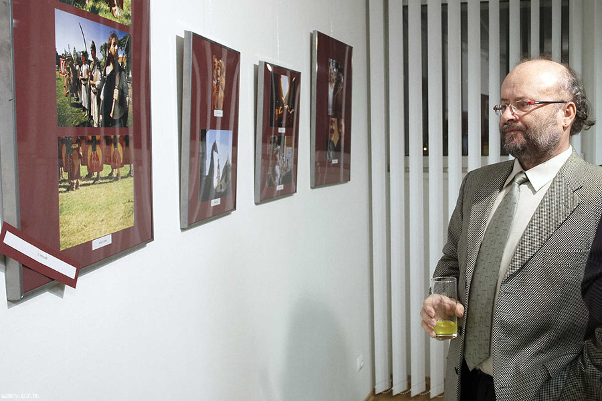 A harmadik helyezést elért Balogh Zoltán képeit Szakály Ferenc, egy hűséges pályázónk szemléli. Képgaléria a megnyítóról