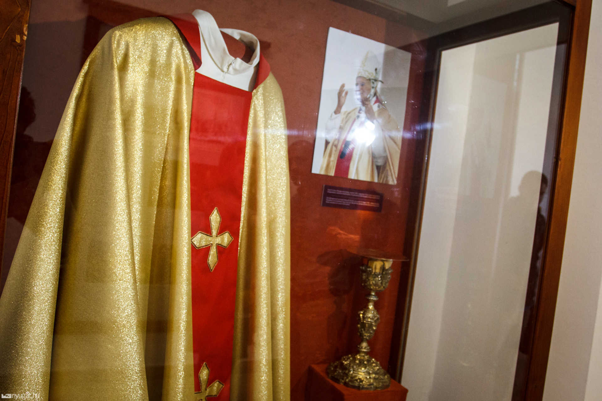 A pápai ruha, amiben II. János Pál Pápa Szombathelyen celebrált misét
