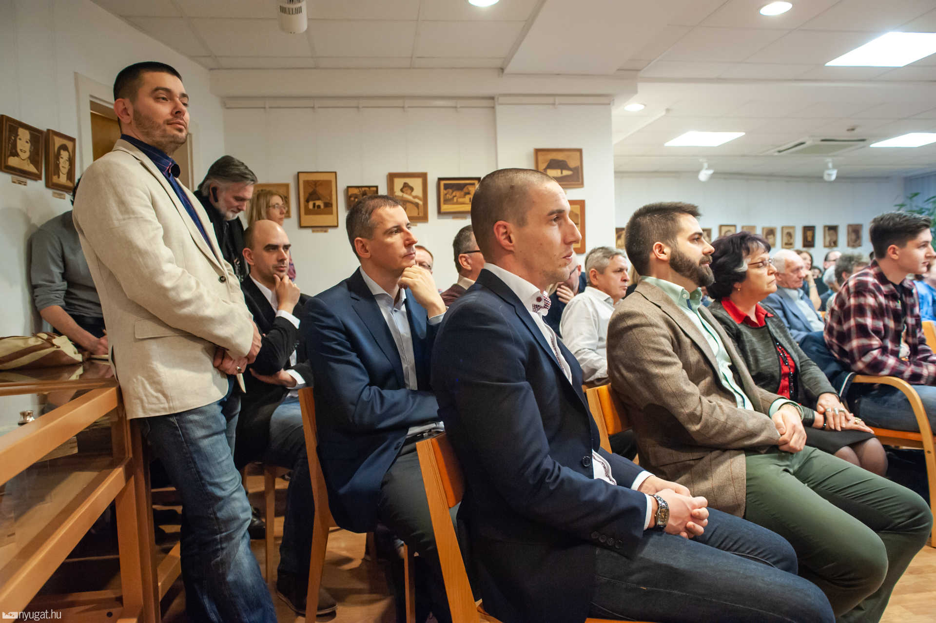 A beszélgetésen részt vettek jobb és baloldali politikusok is.