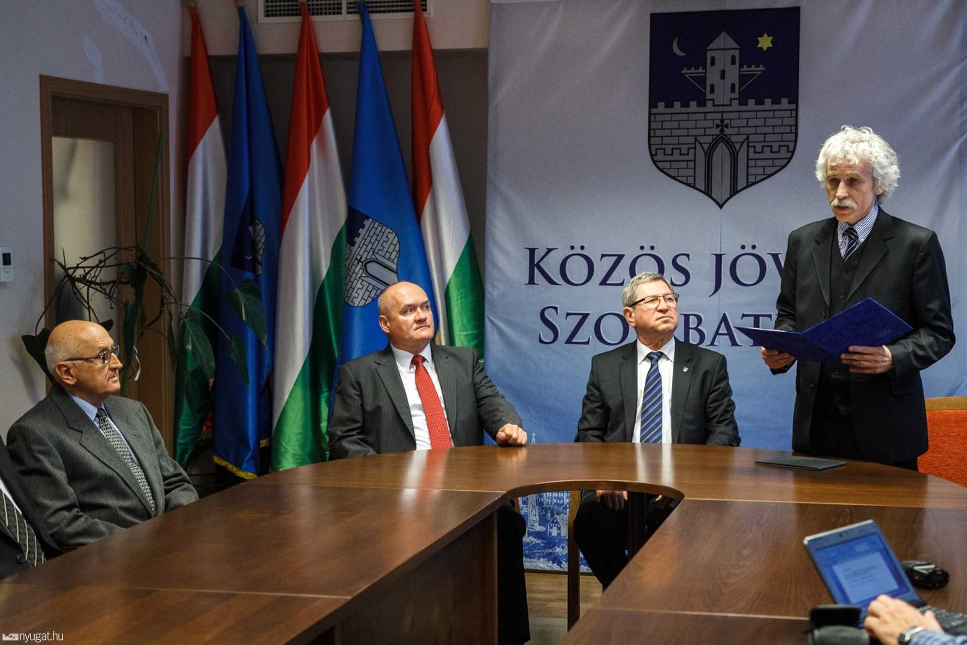 Hende Csaba átveszi a megbízólevelét