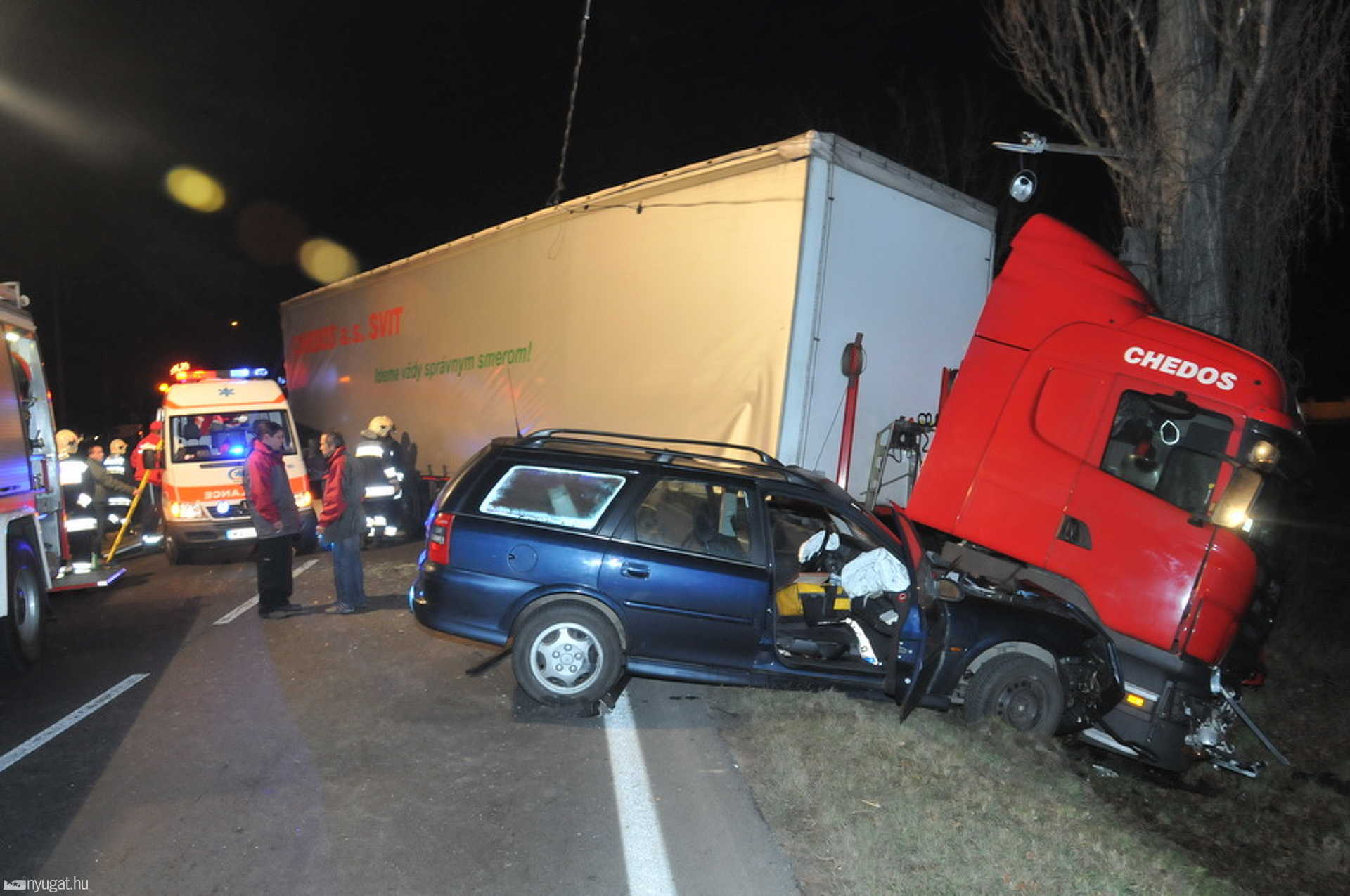 A szlovák sofőr (a mentő előtt) hiába akart kitérni a felriadó pilóta belehúzta a kormányt a kamionba