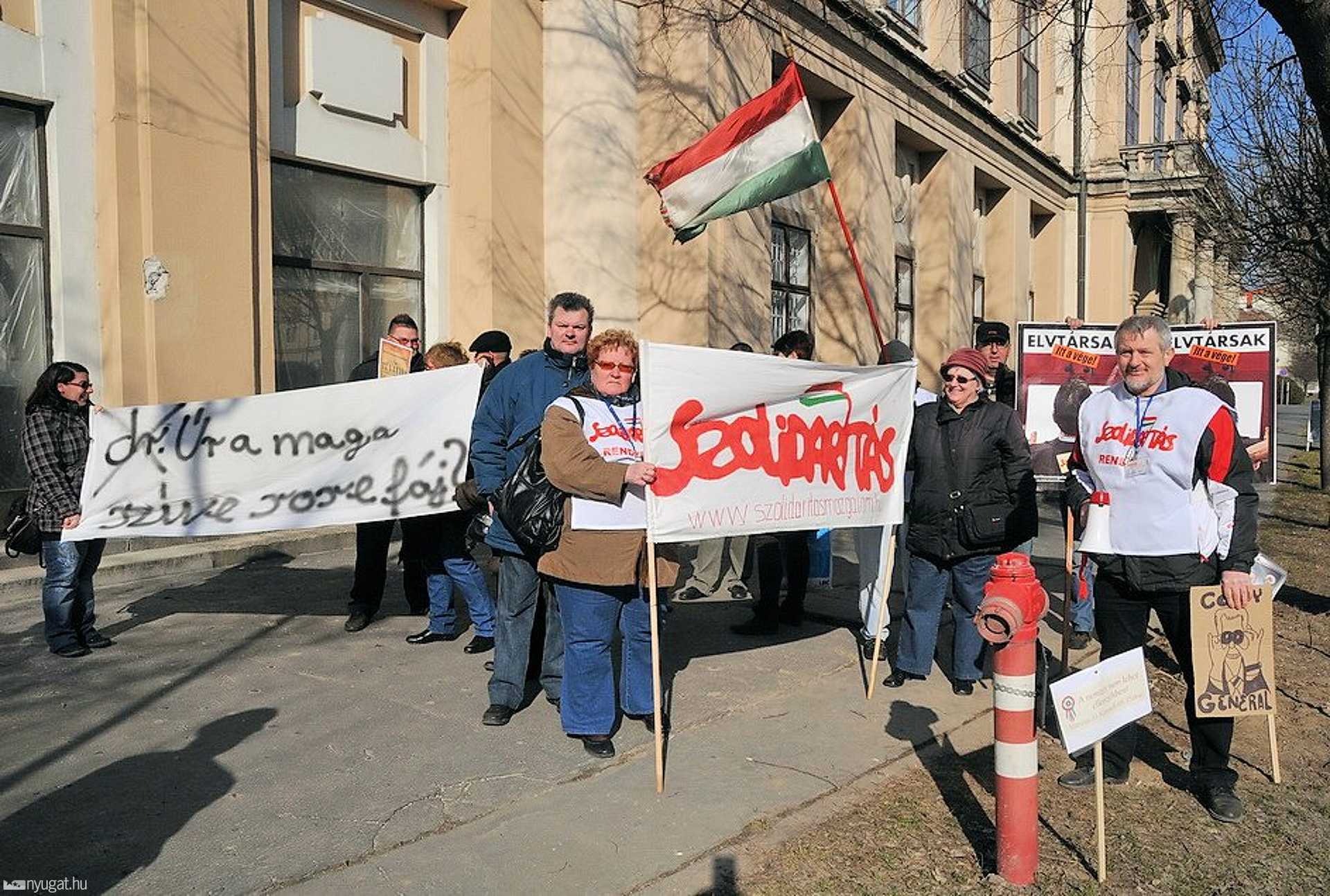Demonstráció és rendőri jelenlét dr. Schmitt Pál szombathelyi látogatásán
