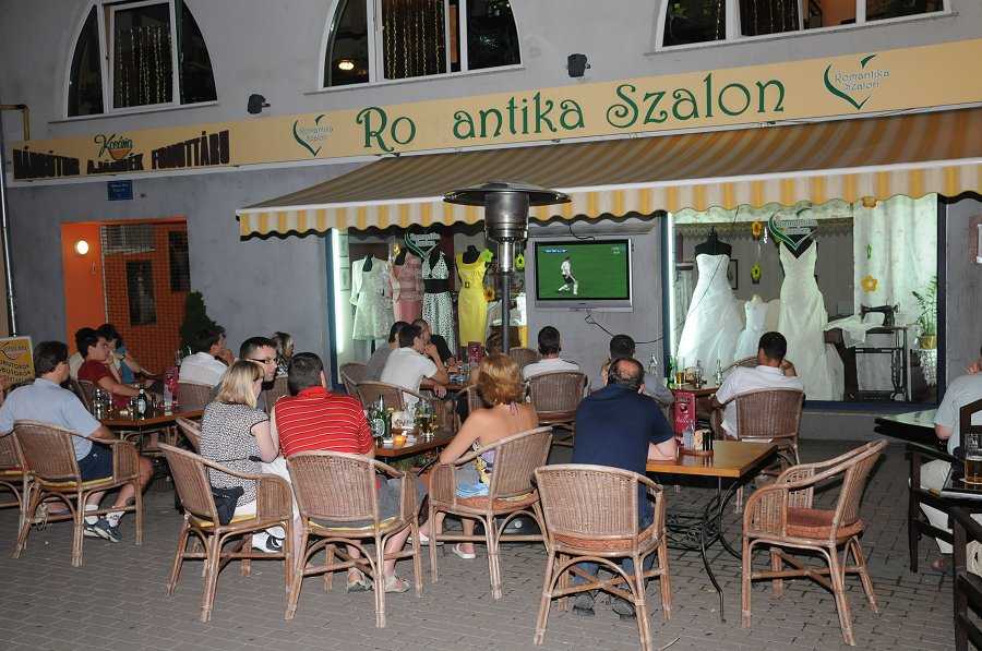 Labdar&uacute;g&oacute; EB d&ouml;ntőj&eacute;nek szurkol&oacute;i Szombathelyen