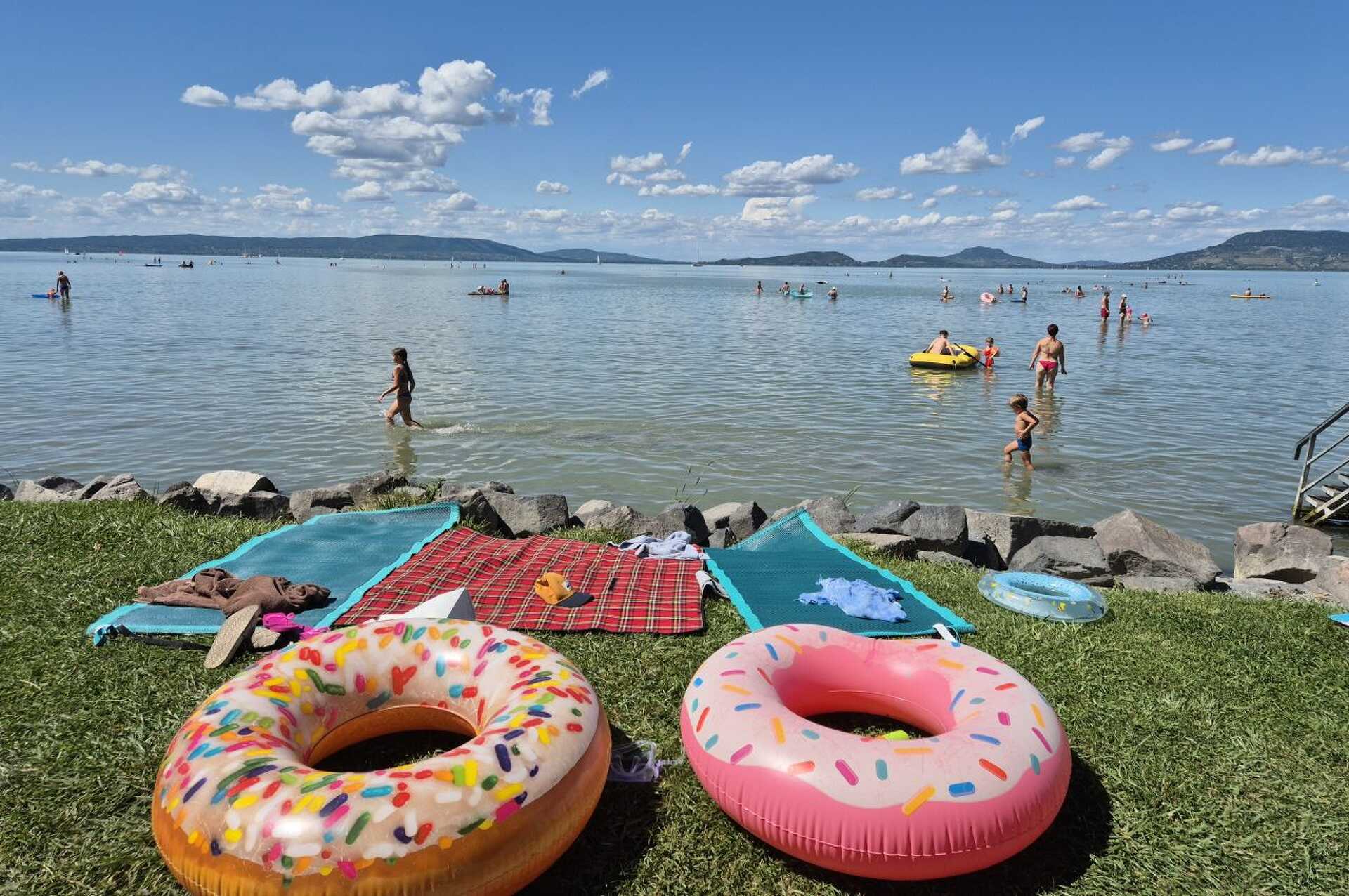 Napsütés, lángos, és „kisvíz” a balatonfenyvesi strandon – Árak és tapasztalatok Kép