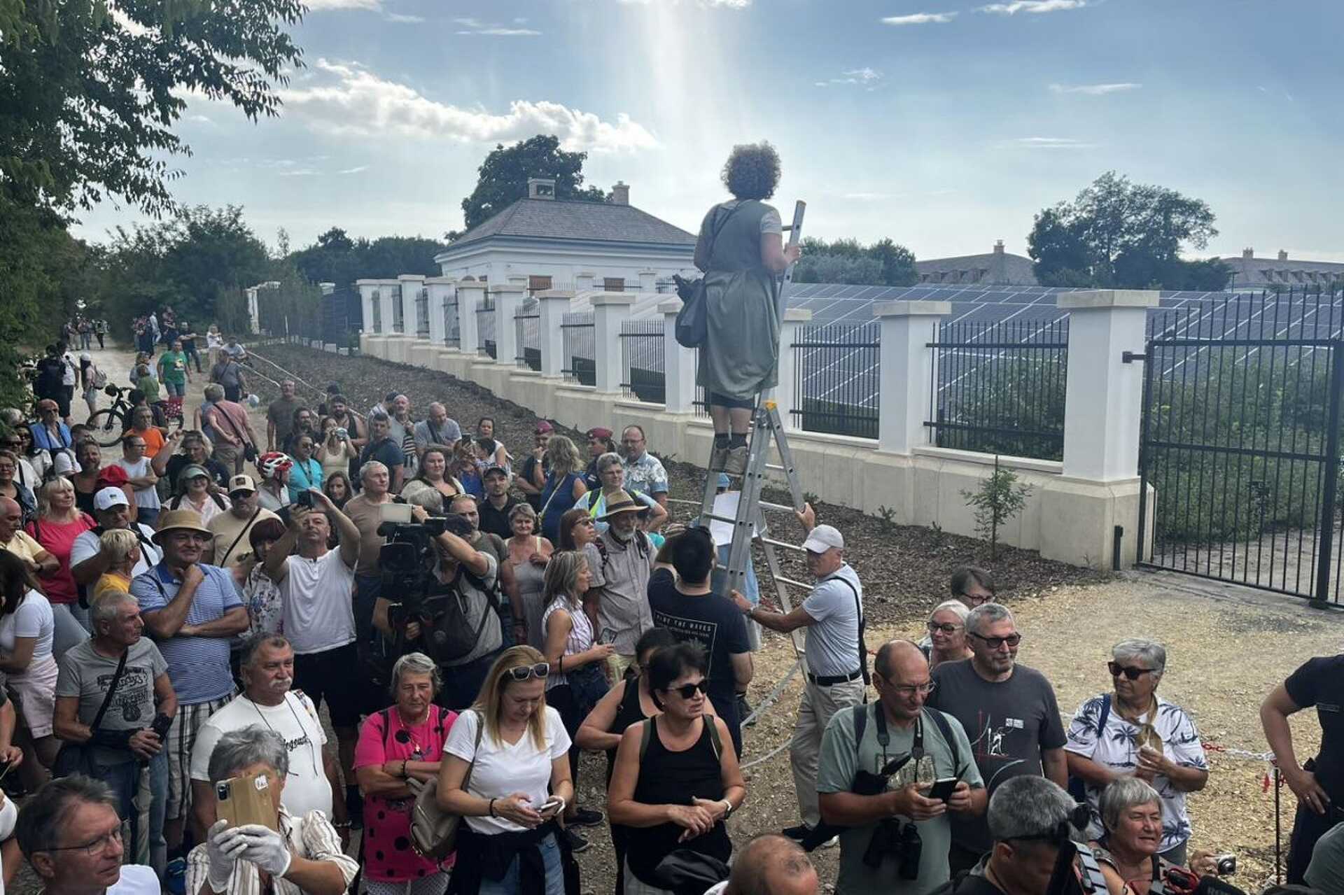 Létrákkal és emelőkosárral lehetett benézni Hatvanpusztán az Orbán-birtokra
