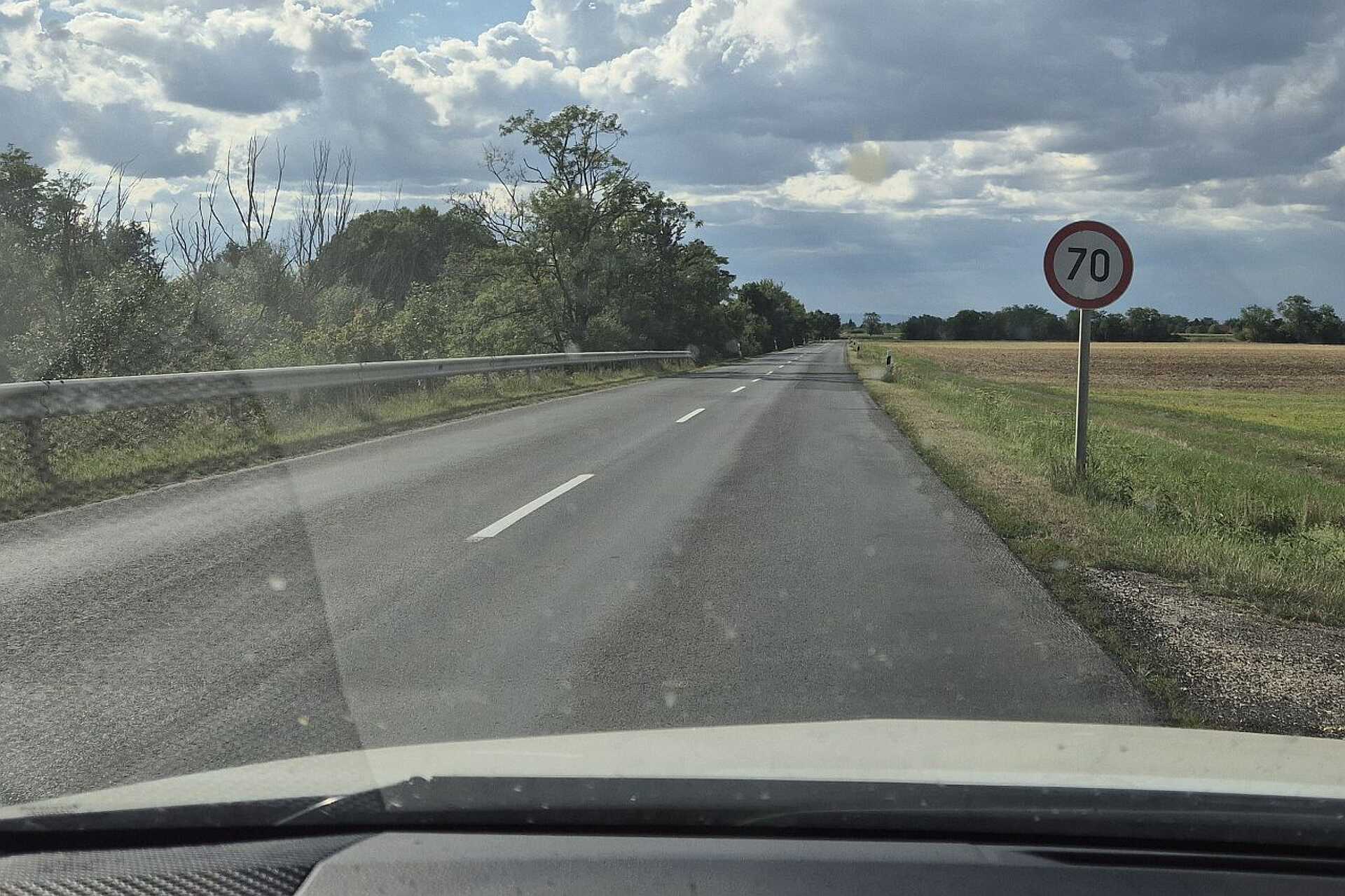 Olyan ramaty az út, hogy tartósan marad a sebességkorlátozás a 87-es út déli szakaszán Kép