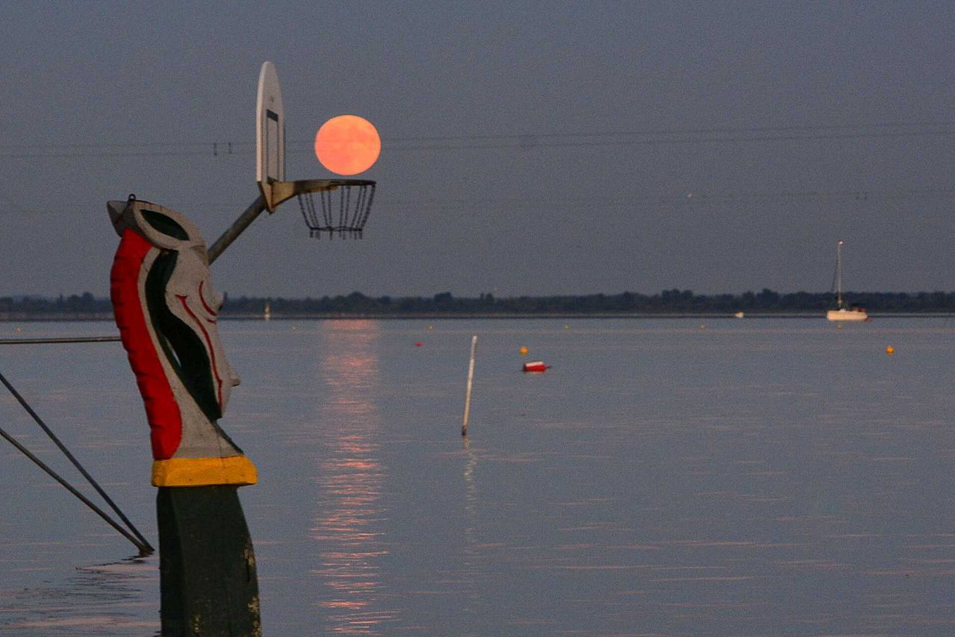 Így ragyogta be a szombati telihold a Balatont Kép