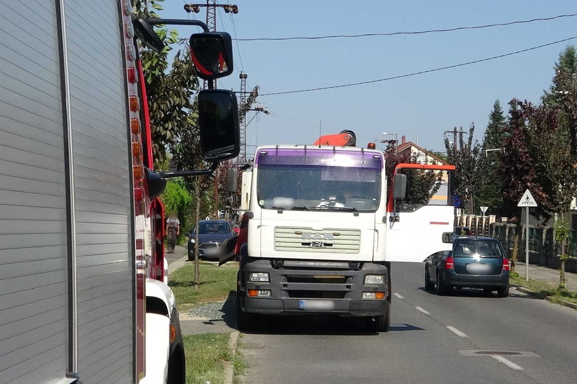 Több kábelt is leszakított és áramszünetet okozott egy darus teherautó Szombathelyen Kép