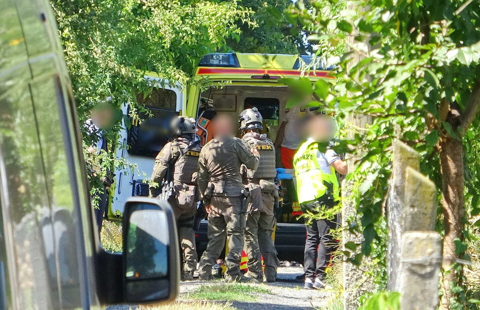 Rendőrre fogott fegyvernek látszó tárgyat egy férfi - Részletek az ivánci TEK-es elfogásról Kép