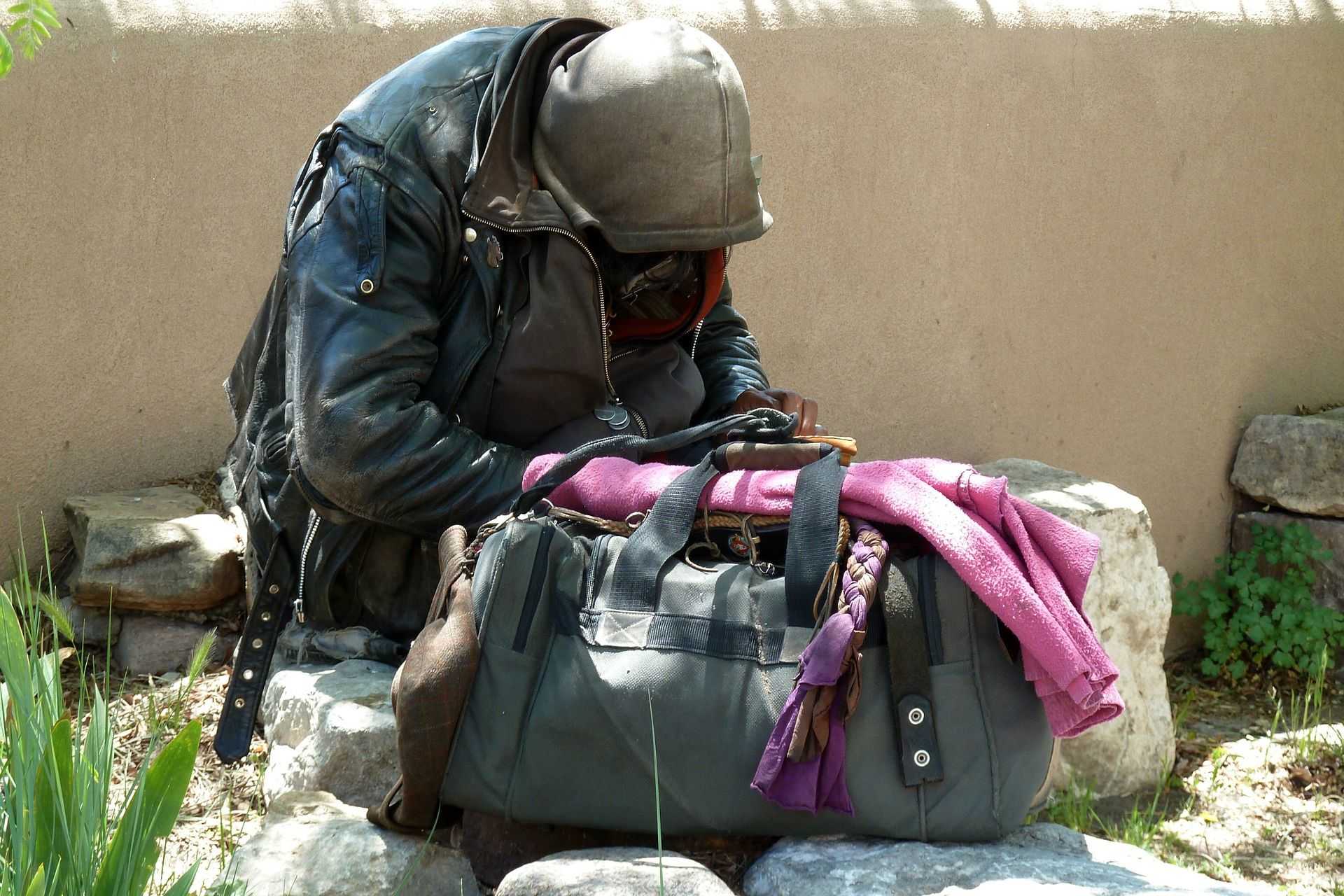 Csendes jótett a Fő téren – míg mások vegzálnak, ők segítenek Kép