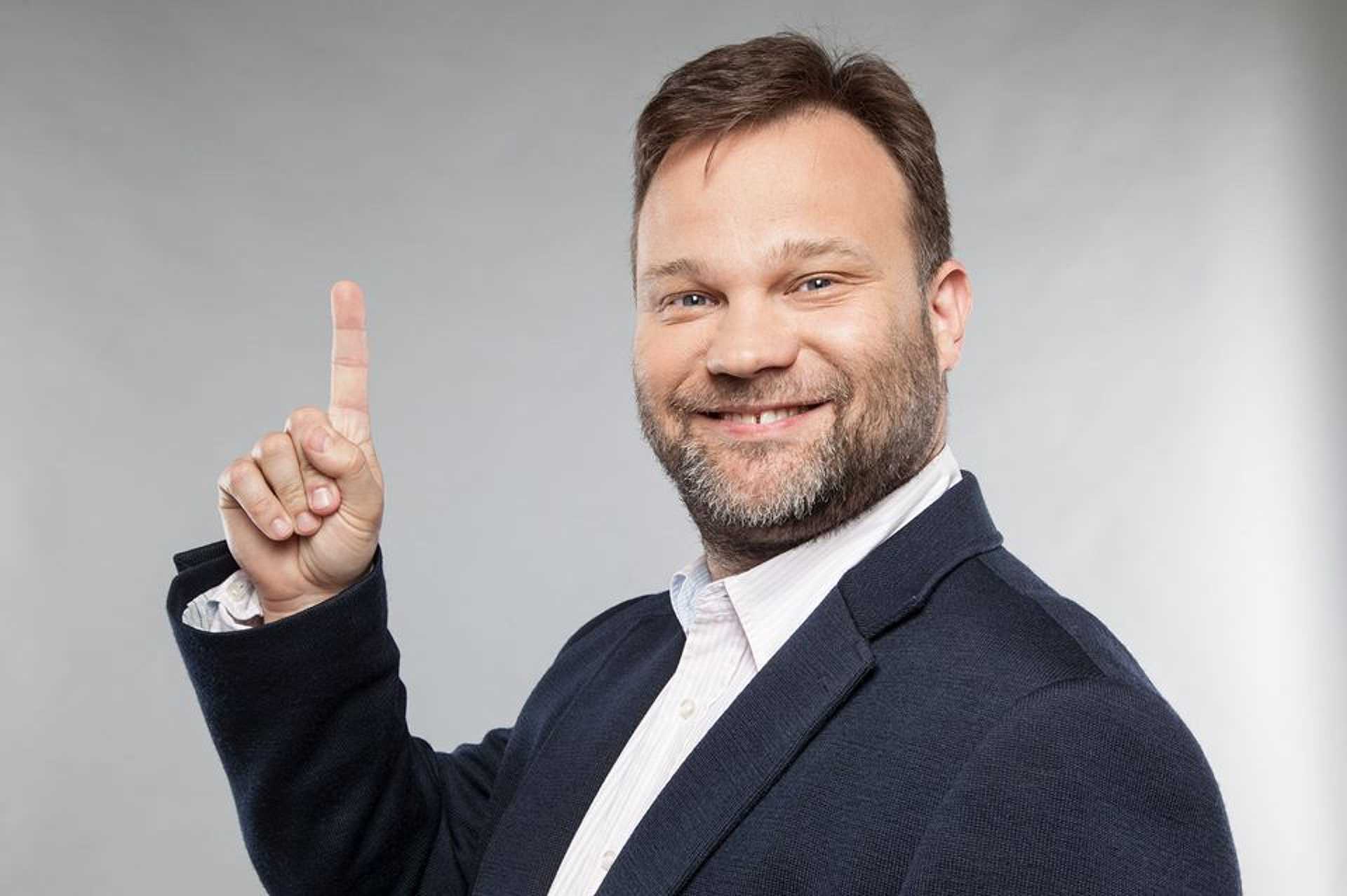 Aranyosi Péter: „Az embereknek egyre egyszerűbben, rövidebben Aranyosi Péter: „Az embereknek egyre egyszerűbben, rövidebben