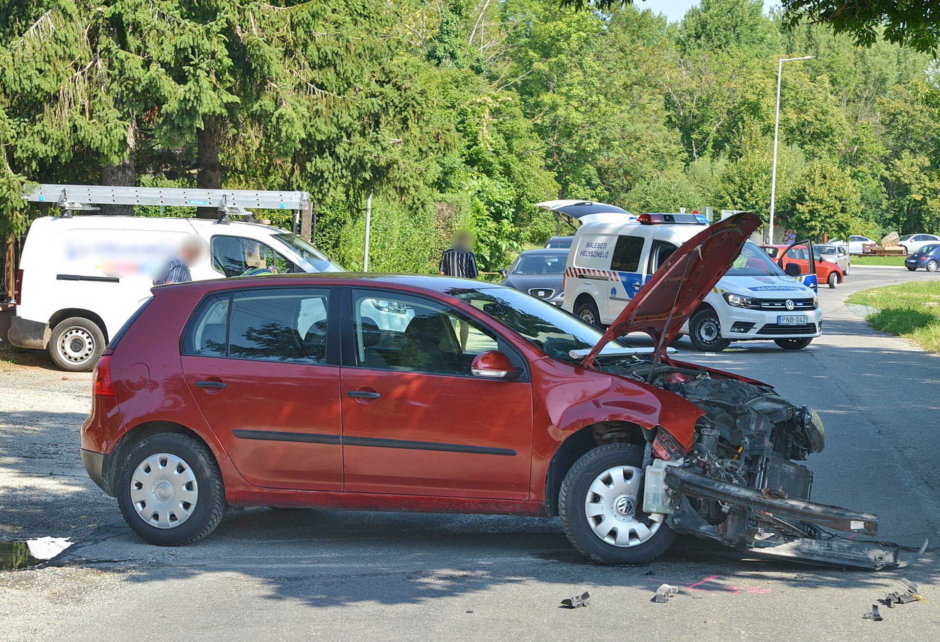 Suzukit borított fel egy útra kihajtó Volkswagen Kőszegen - teljes útlezárás mellett zajlott a helyszíni szemle Kép