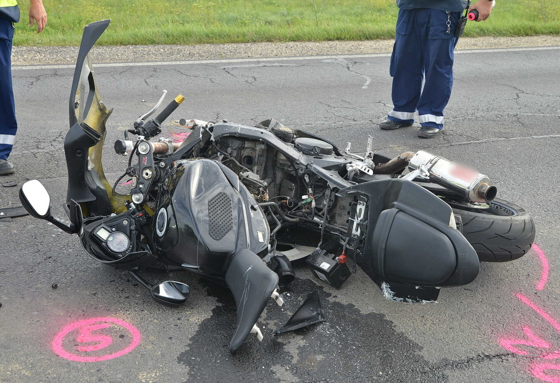 Súlyosan megsérült a motoros utasa - Lexus hajtott motor elé a 87-es főúton, Szombathely közelében Kép