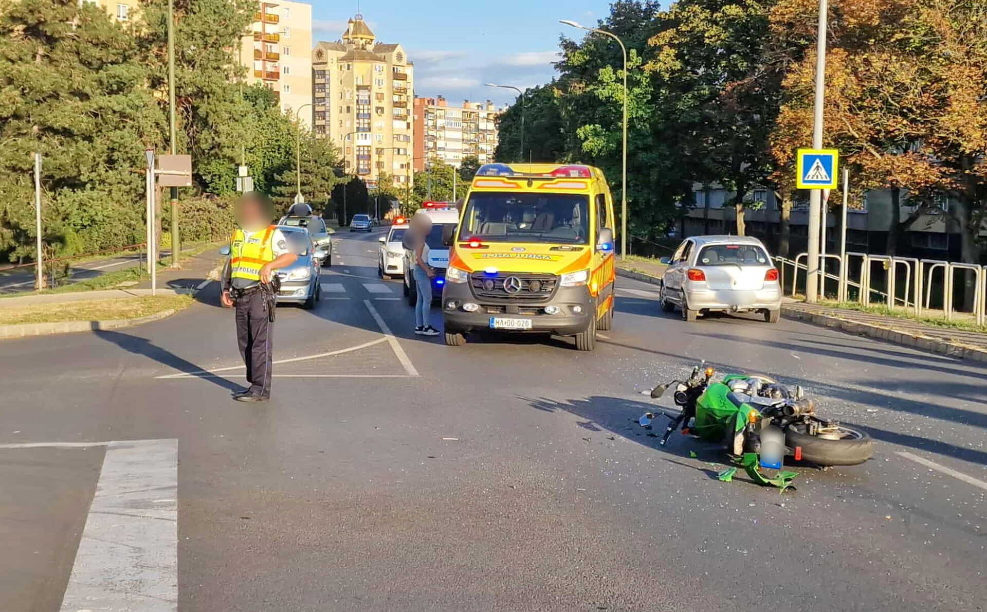 Motor elé hajtott egy autó Szombathelyen, a motoros súlyosan megsérült Kép