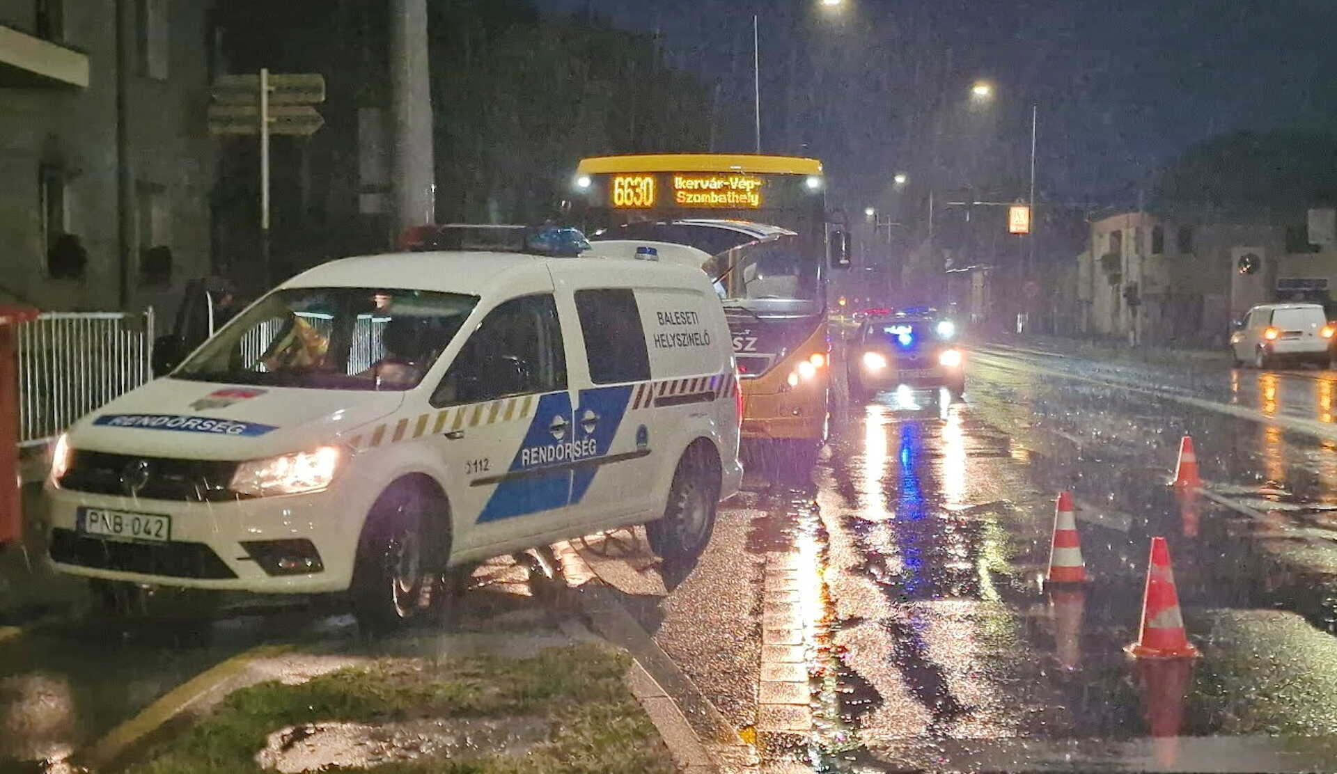 Busz elé vágott és ráfékezett egy Fiat Szombathelyen – egy utas előre zuhant Kép