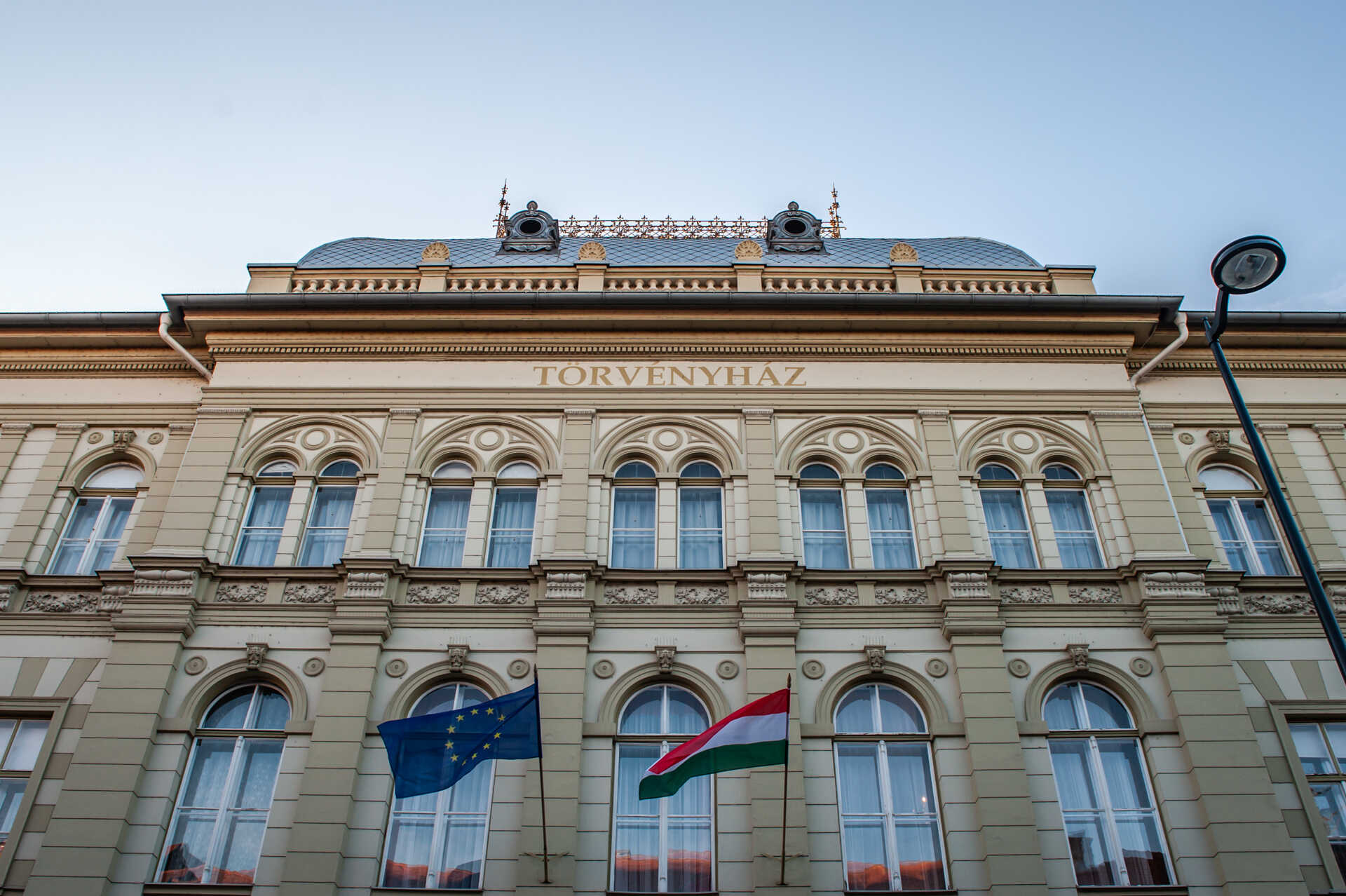 Kőszegen a sínekre feküdt, Szombathelyen bíróság elé áll Kép