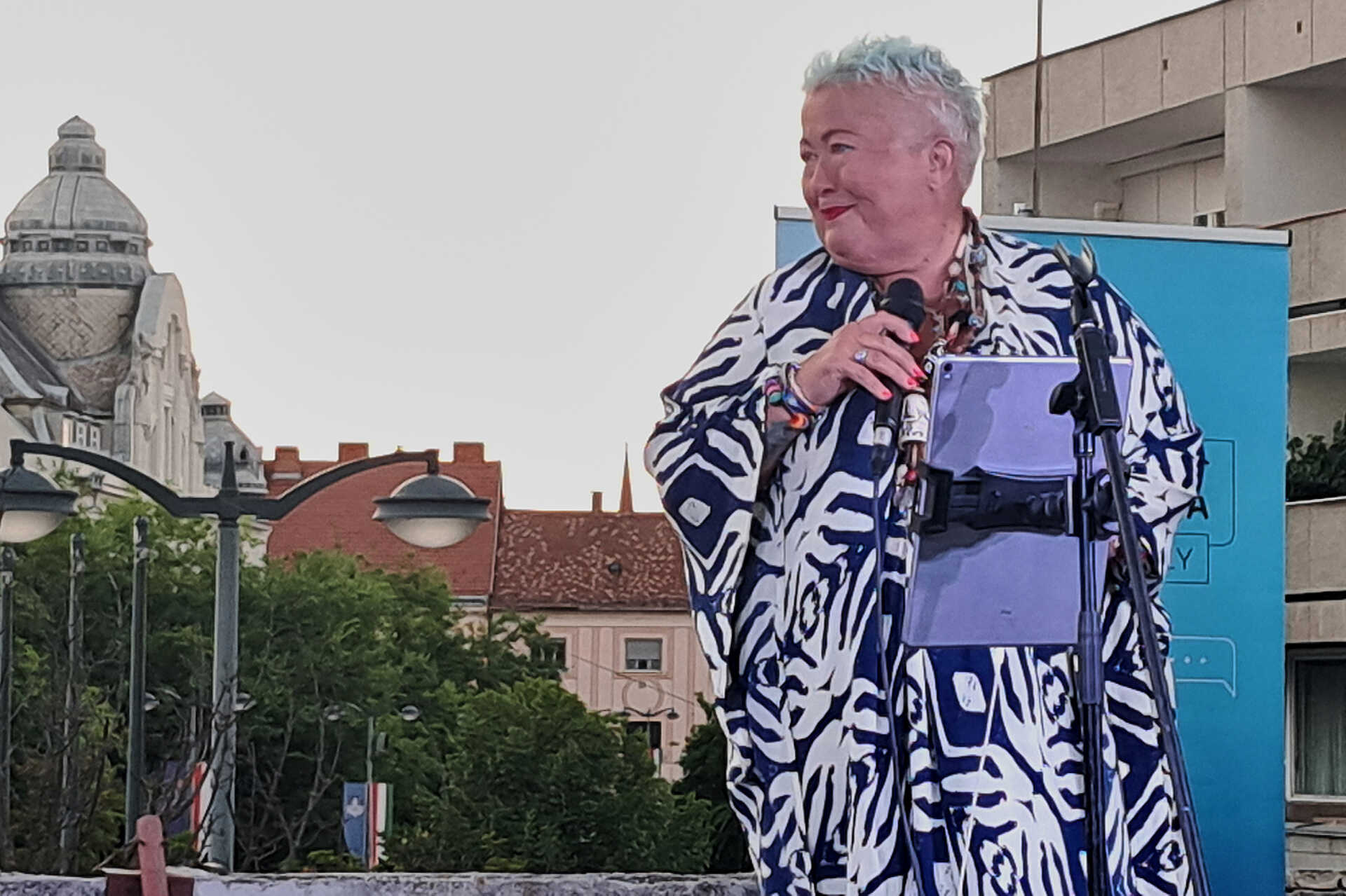 Falusi Mariann a csodabogarával érkezett és megénekeltette a szombathelyi közönséget Kép