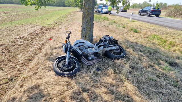 Előzésben lévő Yamaha előtt kezdett előzni egy VW - fának csapódott a motor a 84-esen