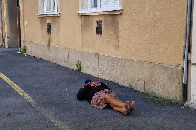 A férfi nem tudta megmondani, hogy hol a cipője, hol lakott eddig, vagy hogyan került a  szombathelyi utcára