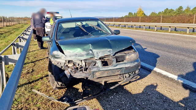 Defekt miatt megpördülő Seat csapódott szalagkorlátnak az M86-os autóúton