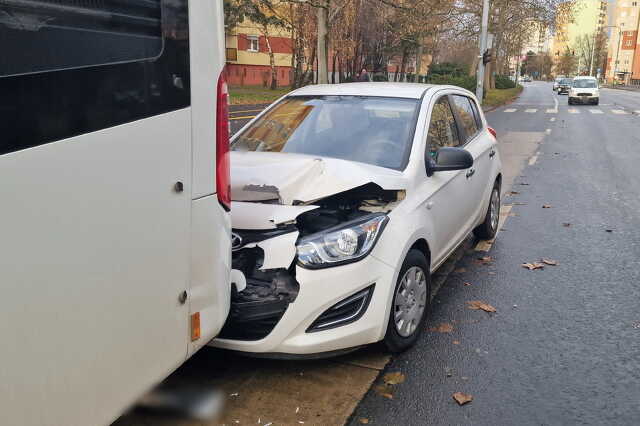 Buszmegállóban álló buszba hajtott egy párás ablakú Hyundai