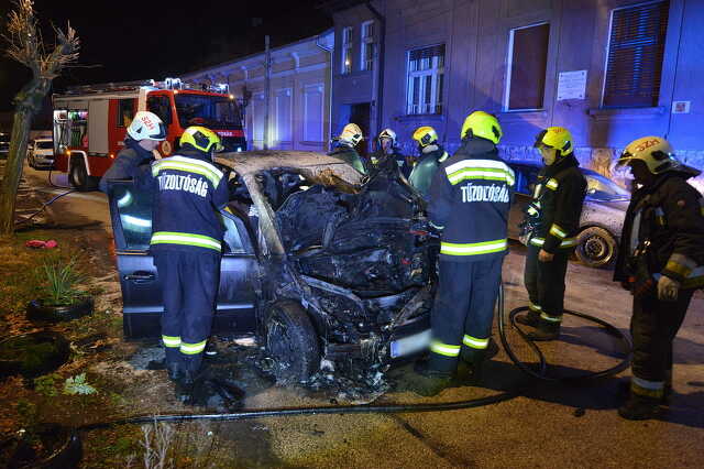 Kiégett egy Mercedes motortere Szombathelyen