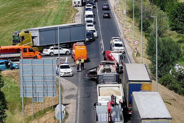 Súlyosan megsérült a Renault figyelmetlen sofőrje - fának csapódott a vétlen Fordja