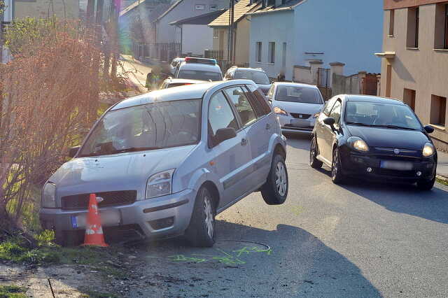 Árokba hajtott egy Ford Szombathelyen – műszaki hibára hivatkozott a sofőr