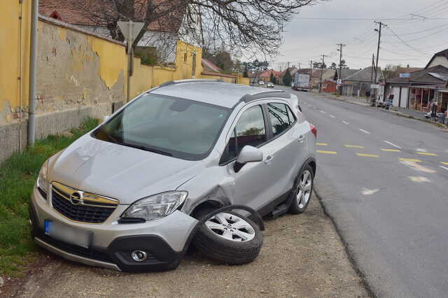 Opelbe hajtott egy Suzuki Rábapatyon - teljes útlezárás volt a 84-es főúton