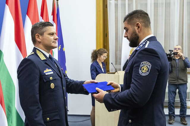 Jutalmat adtak át a lövöldöző embercsempészek elfogásában közreműködő rendőröknek Fotó: ORFK