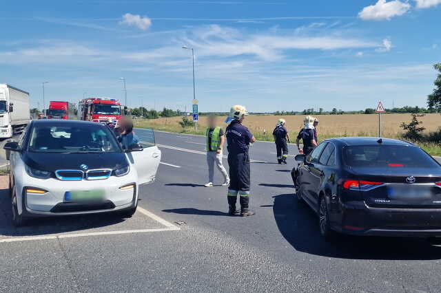 Távoli dashcam rögzítette a balesetet - balra kanyarodó Toyota hajtott egy kanyarodó BMW oldalába
