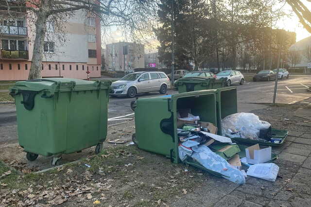 Felborított hulladékgyűjtő konténerek Szombathelyen Fotó: Olvasó
