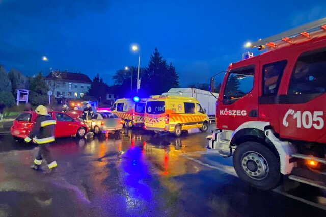 Figyelmetlenül hajtott ki az Opel vezetője a 87-es főútra - Fotó: Kőszegi Önkormányzati Tűzoltóság