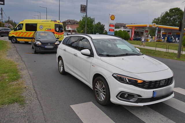 Gyalogátkelőhelynél megálló Fiatnak ütközött egy Ford Szombathelyen
