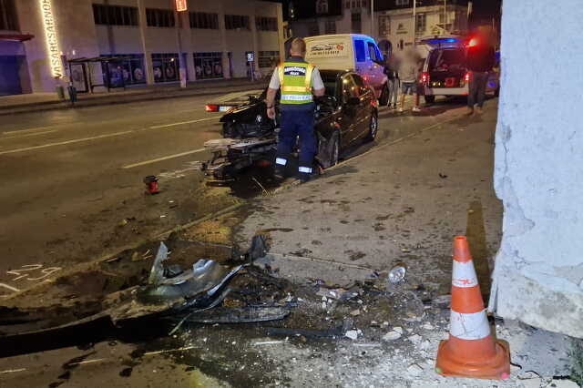 A kereszteződésben kisodródó gépkocsi házfalnak ütközött