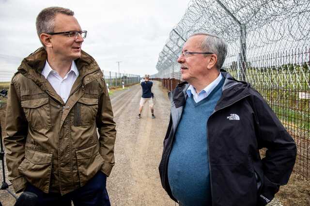 Bakondi és Rétvári a határon