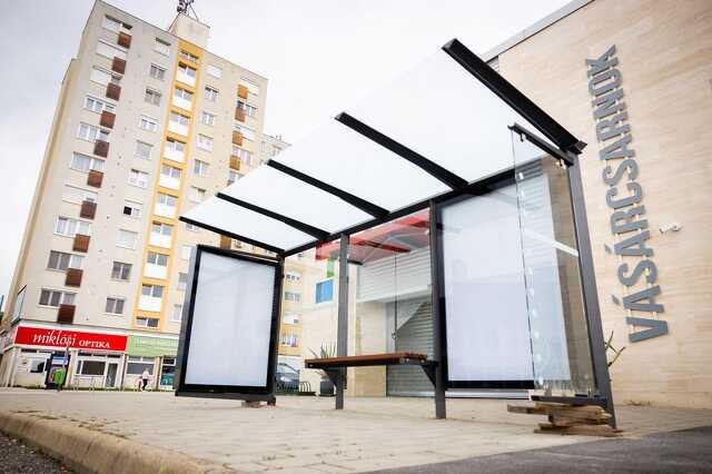 Elkészült buszváró a szombathelyi Vásárcsarnoknál