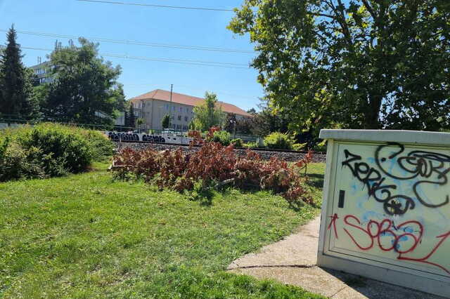 A környék lakói attól féltek, egyetlen szikra is begyújthatja a száraz ágakat.