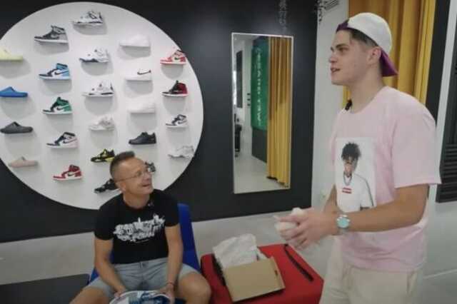 Szijjártó cipőt vesz