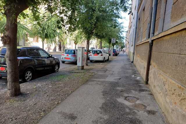 Parkolás.