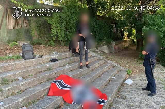 Horogkeresztes zászló került elő a fiú táskájából.