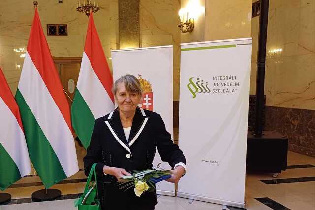 Zsuzsa díjat vesz át a Belügyminisztériumban