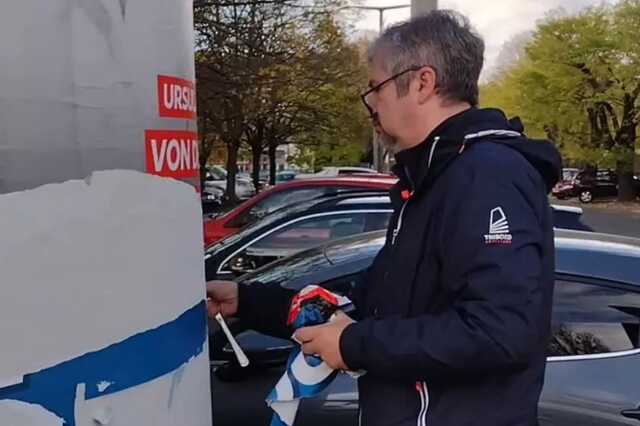 Hadházy Ákos plakátokat szaggat