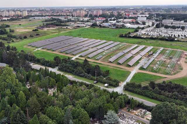Épülő naperőmű, napelempark