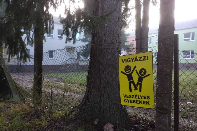 Veszélyes gyerekek tábla Szentgotthárdon