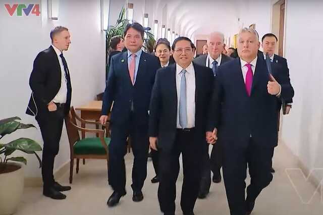Orbán kézen fogva a vietnami miniszterelnökkel 