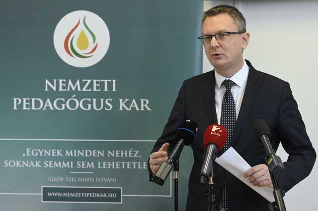 Sajtótájékoztató a tanárok és óvónők béremeléséről
