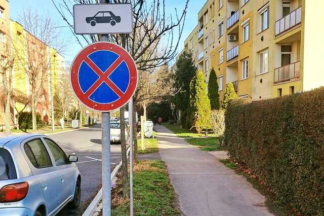 Megállni tilos tábla - Károly Róbert utca