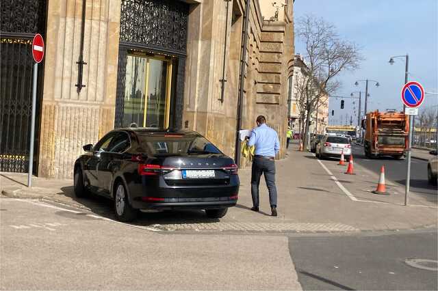 Menczer Tamás a járdán parkol